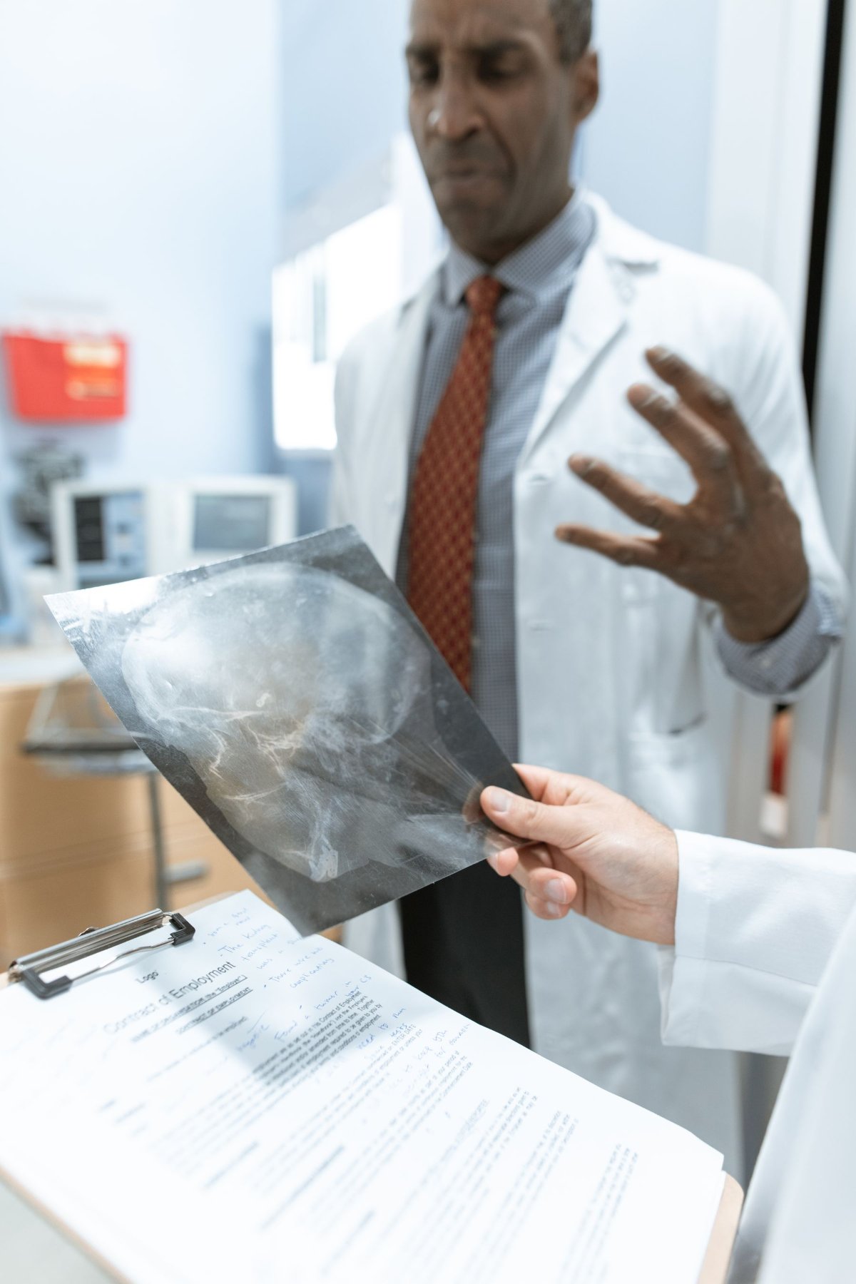 Médico segurando um exame de raio-x