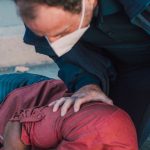 Socorrista atendendo um homem após um acidente