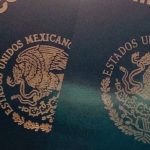 Mão segurando passaportes perto da janela de um avião