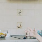 Mãe e filha preparando uma receita na cozinha