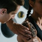 Atleta recebendo fita esportiva no ombro