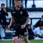 Jogador de futebol em ação em campo