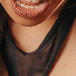 Mulher segurando o joelho com dor após o esporte