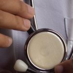 Estetoscópio nas mãos de uma médica