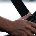 Pessoa enfaixando a perna com bandagem elástica