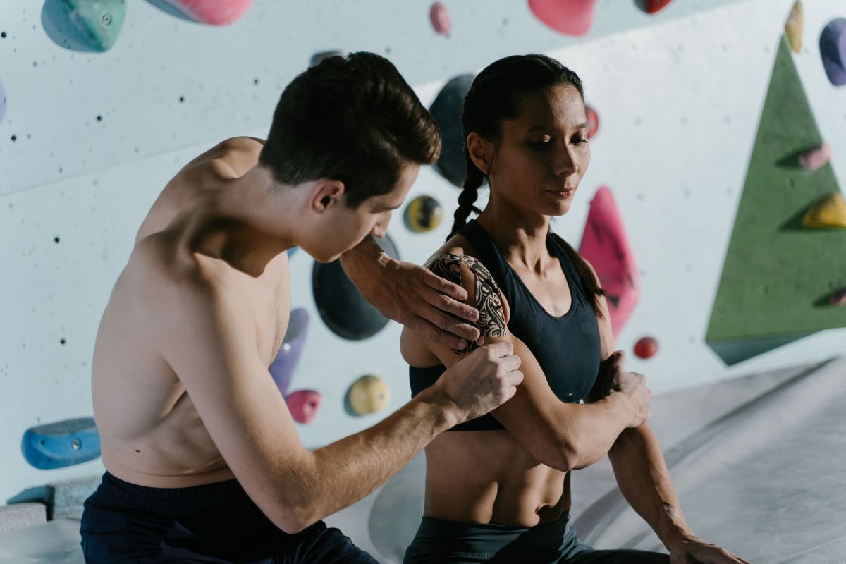 Atleta recebendo fita esportiva no ombro