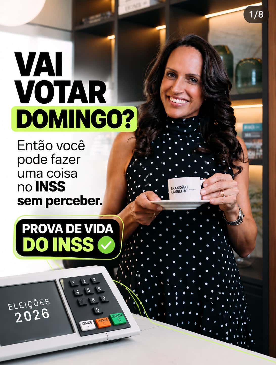 Renata Brandão Canella ao lado de uma urna eletrônica, falando sobre a Prova de Vida do INSS pelo voto