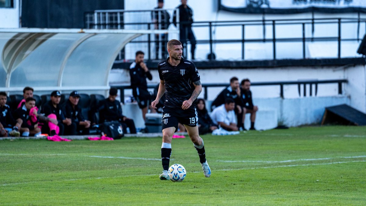 Jogador de futebol em ação em campo