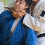 Homem e mulher treinando judô no tatame