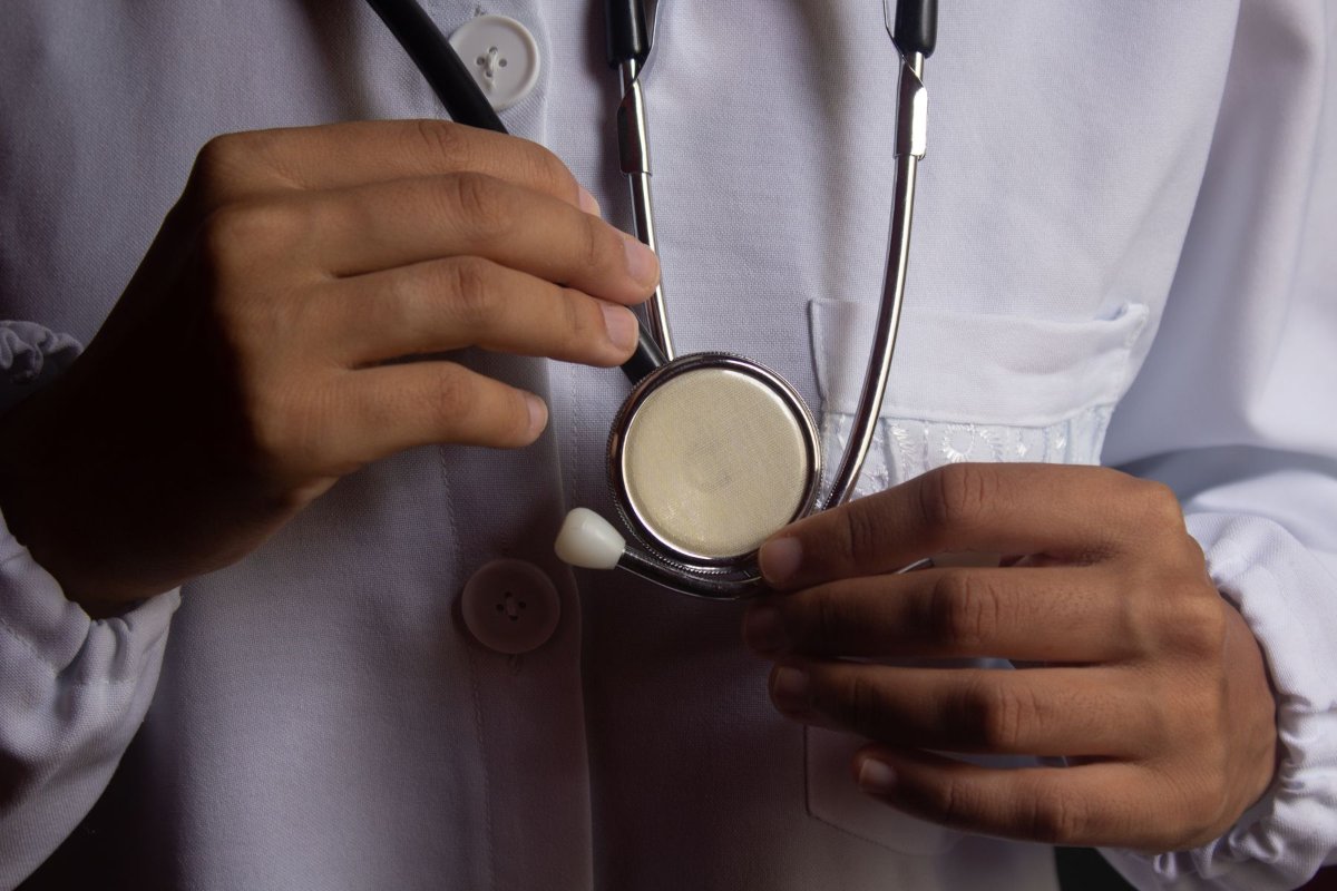 Estetoscópio nas mãos de uma médica