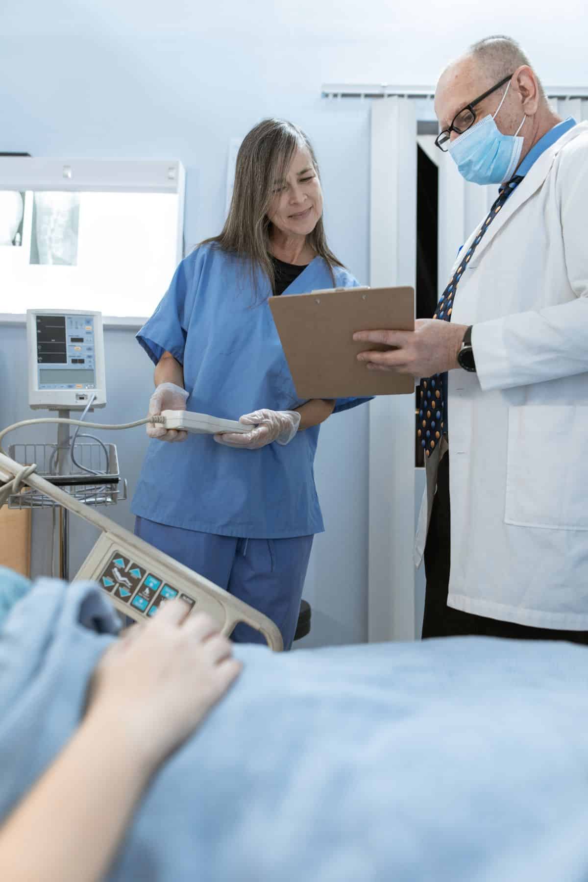Médico e enfermeira trabalhando juntos em um hospital, ilustrando profissionais da saúde